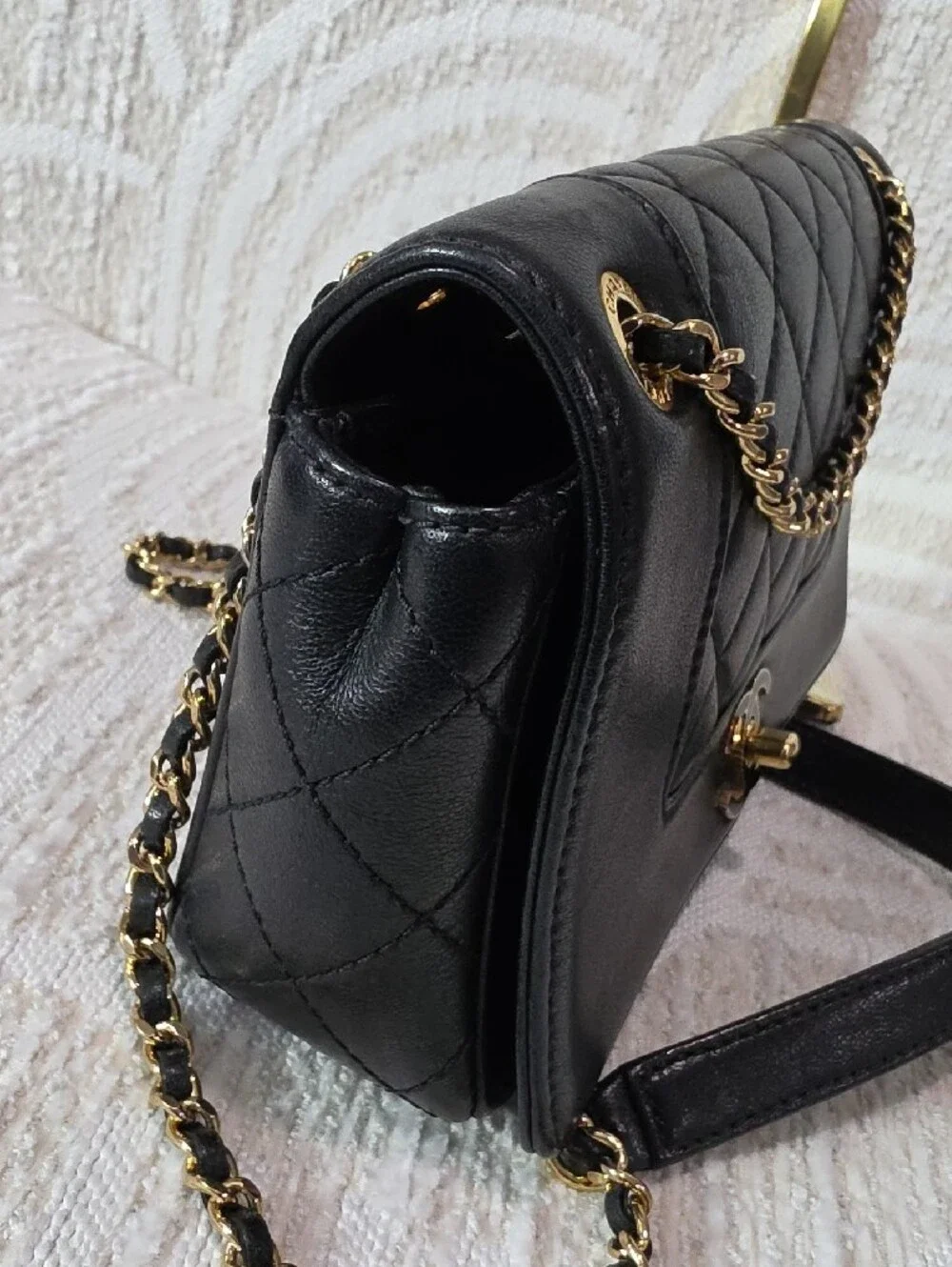 CHANEL Black Quilted Leather Shoulder Bag with Gold Chain